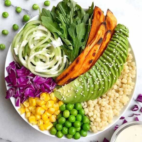 Verse salade met groenten in een lichte kom